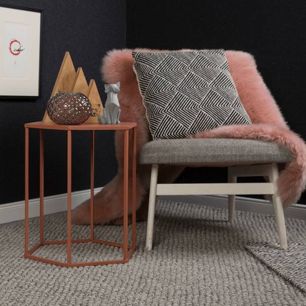 Gemütlicher Sessel und roter Beistelltisch auf stylischem, geknüpftem Wollteppich in grau von heineking24